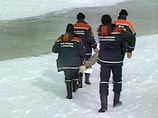 На Куйбышевском водохранилище МЧС спасает рыбаков. Их лодки вмерзли в лед в 4 км от берега