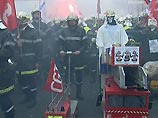 Французские пожарные с огоньком прошлись по Парижу, требуя социальных льгот