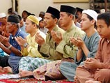 Любой малаец, родившийся на территории страны, автоматически считается мусульманином