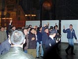 Группа из 40 турецких националистов-членов крайне правой Партии великого единства, связанной с террористической организацией "Серые волки", сегодня попыталась ворваться в историческое здание храма Святой Софии в Стамбуле в знак протеста против визита Папы
