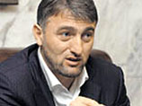 Имя чеченского вице-премьера не в первый раз называется в связи с преследованием Мовлади Байсарова. Делимханов не раз говорил, что с помощью Байсарова "определенные силы хотят дестабилизировать ситуацию в Чечне"