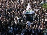 Бесконечная толпа сопровождала гроб, завернутый в белое знамя с зеленым кедром - символом "Фаланг". Дед убитого министра основал партию в 1930-х годах, а его дядя Башир, несколько недель бывший президентом, был убит в результате теракта в сентябре 1982 го