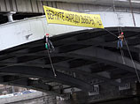 В Москве перед Кремлем развернули плакат "Верните народу выборы, гады!" (ФОТО) В Москве перед Кремлем развернули плакат "Верните народу выборы, гады!" (ФОТО)