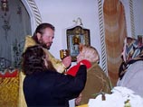 Священник каждый раз принимает Святые Дары из общей чаши после причащения всех прихожан и не заболевает от инфекционных болезней