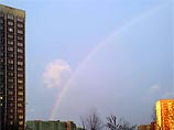 Москвичи в понедельник могли увидеть необычное для конца ноября метеорологическое явление - радугу. По утверждению метеорологов, она предвещает грядущее похолодание