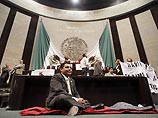 В Мексике депутаты парламента устроили драку на трибуне: несколько человек ранены