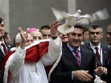 Папа выпустил в небо над Стамбулом голубей мира