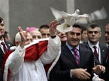 Папа выпустил в небо над Стамбулом голубей мира Папа выпустил в небо над Стамбулом голубей мира