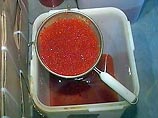 Красную икру пропитывают запрещенным в Европе антисептиком уротропином. Он позволяет икре храниться почти год и эта икра обычно и поступает в продажу перед новым годом. Такая икра при долгом хранении начинает горчить, растекается, имеет тусклый оттенок Красную икру пропитывают запрещенным в Европе антисептиком уротропином. Он позволяет икре храниться почти год и эта икра обычно и поступает в продажу перед новым годом. Такая икра при долгом хранении начинает горчить, растекается, имеет тусклый оттенок
