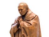 Представитель Ватикана в РФ отмечает, что статуя будет напоминать всем "о неутомимом паломнике справедливости и мира, которым был Иоанн Павел II"
