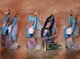 Иранские религиозные фундаменталисты критикуют Ахмади Нежада: он смотрел на танцующих и поющих женщин
