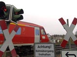 В Германии футболист ударом по мячу остановил пассажирский поезд