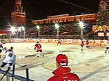 Матч "Всех звезд" на Красной площади между сборными СССР и Национальной хоккейной лиги (НХЛ), приуроченный к трем историческим датам отечественного хоккея, завершился вничью со счетом 10:10