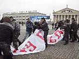 Как сообщалось, около 40 активистов оппозиционных партий и движений во второй половине дня 10 декабря выстроились цепью на Октябрьской площади Минска