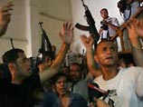 В секторе Газа вспыхнули беспорядки во время похорон троих школьников, убитых неизвестными боевиками в Газе утром в понедельник. Группа вооруженных людей ворвалась в здание палестинского парламента в городе