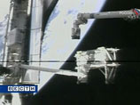 После стыковки Discovery c международной космической станцией съемка поверхности крыла была проведена с помощью видеоаппаратуры, перемещаемой рукой-манипулятором МКС