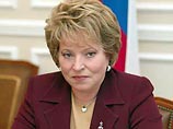 Депутаты аргументировали свою просьбу тем, что Валентина Матвиенко уже отказалась идти "паровозом" для "Единой России"