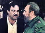 Стоун и кинокомпания Ixtlan обвиняются в том, что в 2002 и 2003 году ездили на Кубу, чтобы снимать документальный фильм о лидере кубинской революции "В поисках Фиделя"