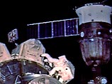 Двое астронавтов пристыкованного к Международной космической станции шаттла Discovery в четверг с опережением графика завершили намеченную для них часть работ по переводу МКС на постоянную систему энергообеспечения