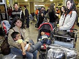 В мадридском аэропорту "Барахас" в субботу с утра протестуют сотни пассажиров испанской частной авиакомпании Air Madrid, которая прекратила свою деятельность в пятницу, продав на предновогодние рейсы 300 тысяч билетов в основном в Латинскую Америку