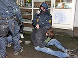 По словам представителя полиции, участники акции направились к центру города, круша все на своем пути. В ход шли булыжникии, бутылки, рождественские петарды По словам представителя полиции, участники акции направились к центру города, круша все на своем пути. В ход шли булыжникии, бутылки, рождественские петарды