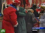 "Наши" вывели на улицы Москвы 70 тысяч Дедов морозов и Снегурочек