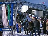 Как передает РИА Новости, это первая очередь комплекса канатных дорог, соединившая нижнюю возвратную станцию на поляне Азау с верхней приводной станцией Старый кругозор Как передает РИА Новости, это первая очередь комплекса канатных дорог, соединившая нижнюю возвратную станцию на поляне Азау с верхней приводной станцией Старый кругозор