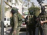 О пострадавших пока не сообщается. Выстрелы зазвучали всего несколько часов после подписания перемирия. Представители "Фатха" уверены, что "Хамас" будет продолжать нападения, чтобы сорвать досрочные выборы, о проведении которых объявил Аббас