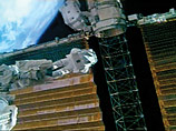 "За время выхода в открытый космос, который продлился около шести с половиной часов, астронавты выполнили работы по складыванию панелей солнечной батареи МКС на ферме-сегменте P6", - сообщает пресс-служба