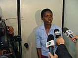 В Бразилии женщина ранила ножом депутата нижней палаты парламента страны. Свой поступок она объяснила недовольством тем, что депутаты недавно приняли закон о повышении в 2007 году их зарплаты на 90% В Бразилии женщина ранила ножом депутата нижней палаты парламента страны. Свой поступок она объяснила недовольством тем, что депутаты недавно приняли закон о повышении в 2007 году их зарплаты на 90%