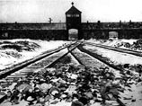 Ирвинг обвинялся в том, что 16 лет назад, выступая с двумя докладами в Австрии, он отрицал наличие газовых камер в концлагере Освенцим и фашистские погромы во время "хрустальной ночи" в 1938 году