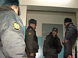 Стражи порядка из ближайшего околотка приехали с милицейской овчаркой по кличке Стив и осмотрели табличку. От деревянной доски отходили проводки к банке, которая была прикреплена к батарее Стражи порядка из ближайшего околотка приехали с милицейской овчаркой по кличке Стив и осмотрели табличку. От деревянной доски отходили проводки к банке, которая была прикреплена к батарее