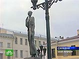 Два одинаковых памятника Ахматовой теперь разделяет Нева Два одинаковых памятника Ахматовой теперь разделяет Нева