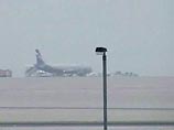 Пассажирский самолет "Аэрофлота", совершивший в четверг экстренную посадку в аэропорту Праги, доставил пассажиров в Женеву и возвратился в Москву
