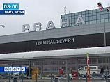 Самолет "Аэрофлота", следовавший по маршруту Москва-Женева, совершил в четверг экстренную посадку в аэропорту Праги из-за хулиганских действий одного из пассажиров
