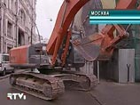 В центре Москвы обрушилась стена выселенного здания. Три человека пострадали