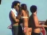 Неизвестный снял бывшую жену бразильского футболиста Рональдо и ее нового друга, банкира Ренату Мальцони, на пляже в испанском Кадисе, когда они занимались любовью