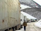 Автомагистраль блокирована большегрузами с грузинскими мандаринами, водители которых требуют разрешение ввести груз на территорию России, несмотря на запрет Россельхознадзора на ввоз сельхозпродукции из Грузии