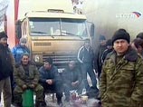 Таким образом водители более 60 большегрузных автомобилей, груженых мандаринами из Грузии, выражают свой протест против того, что их не пропускают на территорию России