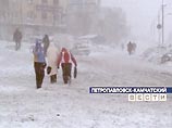 Мощный снежный циклон, из-за которого накануне Сахалин и Курилы оказались в транспортной блокаде, в понедельник обрушился на Камчатку