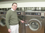 В этом году победителем стал Боб Уилкинсон из штата Мичиган, представивший надпись, которую он увидел на стиральной машине: "Не помещайте людей в данную стиральную машину