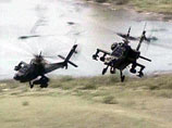 Два американских вертолета Apache несколько раз открывали огонь из пушек по объектам на земле