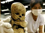 Рядом с ней нашли мумию ребенка, а также драгоценные изделия, керамику, ткани. Стены пещеры были украшены рисунками