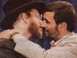 Супруга раввина посчитала себя опозоренной: ее Моше прилюдно обнимался и целовался с Махмудом Ахмадинеджадом, президентом Ирана