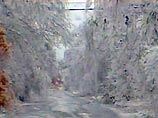 Ненастье продолжается уже четвертый день. Мокрый снег и замерзающий на лету дождь покрывают ледяной коркой дороги и ветви деревьев, которые ломаются под порывами ветра и, падая, обрывают провода линий электропередач
