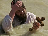 Тысячи православных паломников окунулись в воды реки Иордан