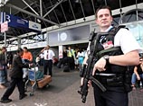 Отравитель прилетел в Лондон 1 ноября вместе с Дмитрием Ковтуном. При этом у убийцы был паспорт ЕС, очевидно, фальшивый. Предполагаемый убийца был снят камерами аэропорта Heathrow