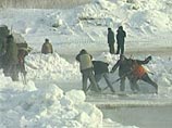 В Амурской области провалился под лед грузовик, перевозивший экскаватор
