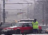 ГИБДД Подмосковья просит водителей ограничить поездки в связи со снегопадом