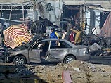 Первый взрыв произошел вскоре после полудня. Бомба была в сумке, оставленной среди лотков, торгующих DVD-дисками и ношенной одеждой в районе Баб аш-Шарки Первый взрыв произошел вскоре после полудня. Бомба была в сумке, оставленной среди лотков, торгующих DVD-дисками и ношенной одеждой в районе Баб аш-Шарки